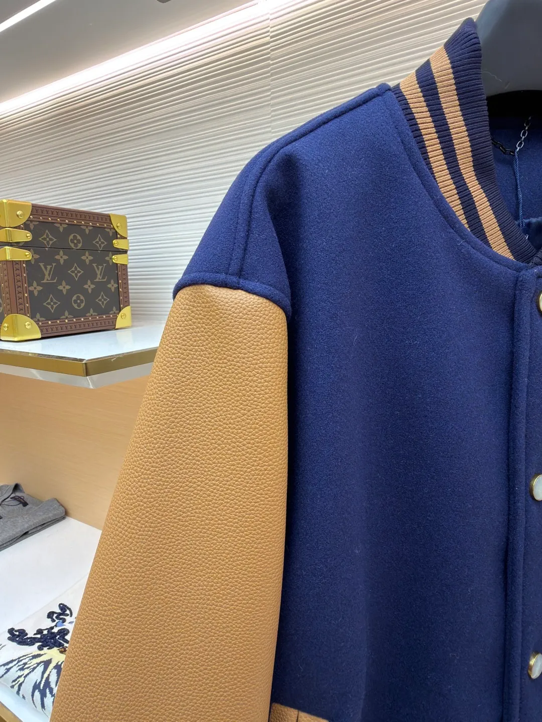 LOUIS VUITTON Hand-beaded hot-drilled leather baseball jacket ●Original version: purchased and developed by 55246 ●Item No.: 1682480-C70 ●Fabric: wool fabric ●Technology: hot-drilled production ●Color: blue and yellow ●Version: Fitted version ●Weight: about 1140 grams ●Size: S-M-L-XL ●Description: The upper body of this fabric is soft, and the classic combination of wool and yarn presents the high-end style of ready-to-wear. The beads are connected by embroidery, computer-positioned embroidery is connected, and the knots are sewn by hand. Each pattern is positioned 1:1 according to the original version, and the size of each bead is consistent with the original version. The overall wiring is straight and delicate, the fabric is comfortable and soft, and the color is consistent without color difference. It can be matched with the same style to create a fashionable look and control various occasions. Customized accessories, complete with three standards, same style for men and women!